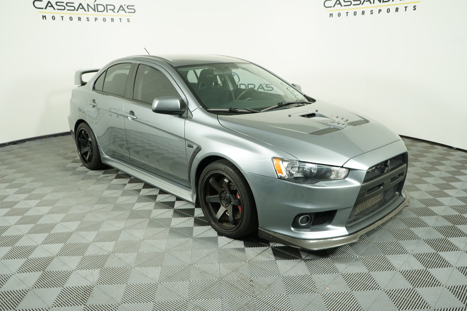 Ultra-black Mitsubishi Lancer Evo looks amazing with sparkly finish